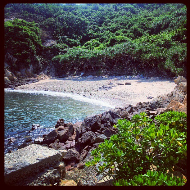 A secluded cove on Peng Chau. #hongkong