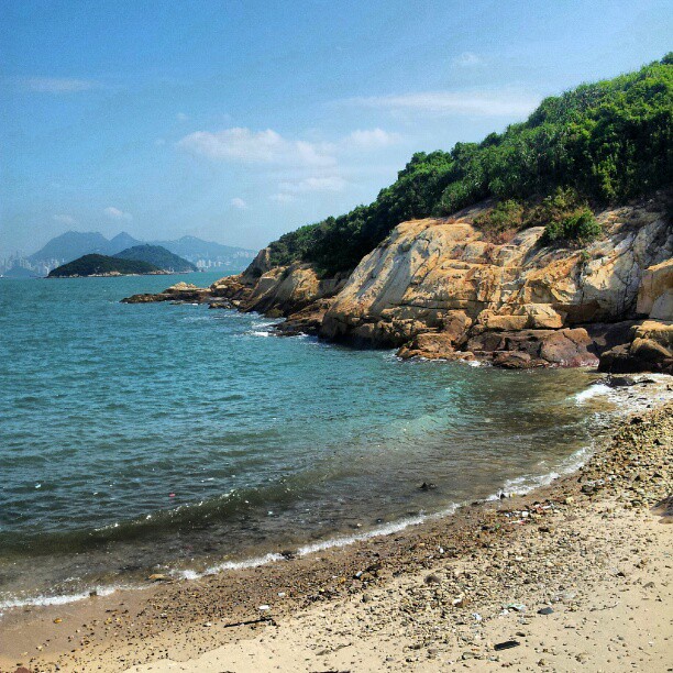 A secluded cove on Peng Chau. #hongkong