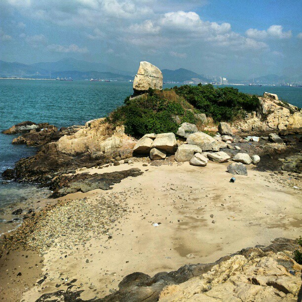 At low tide a tombolo connects you to Fisherman's Rock on Peng Chau. #hongkong