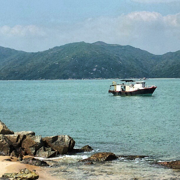 Boat off the shore of Peng Chau. #hongkong