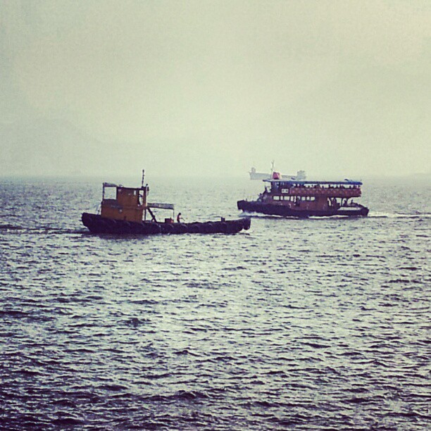 Silhouettes passing in the ocean. #hongkong