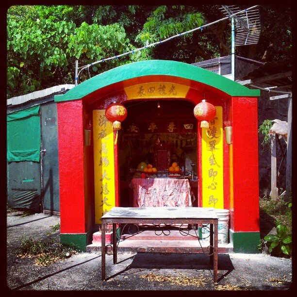 Small shrine on Peng Chau. #hongkong