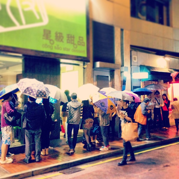 A little #rain isn't going to stop #hongkong folk from getting their desserts. #hkig
