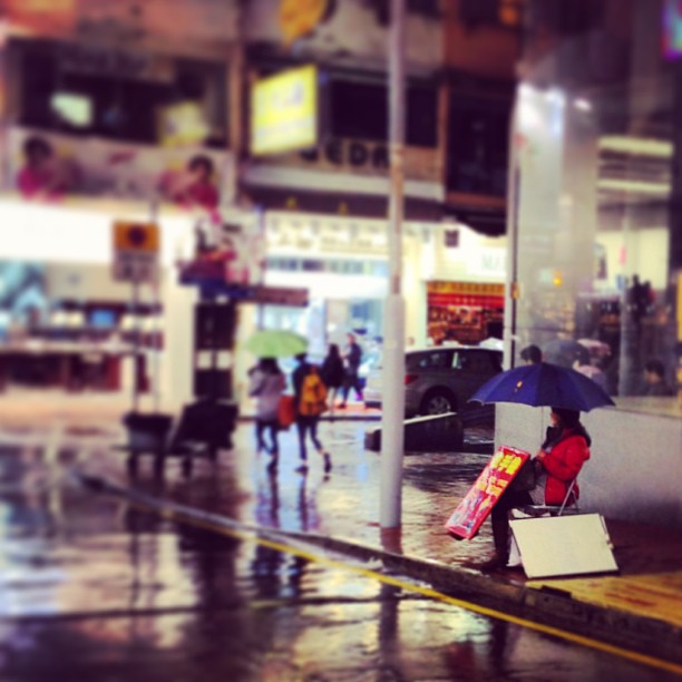 Even on a #rainy #night in #causewaybay, cimmerce goes on. #hongkong #hkig