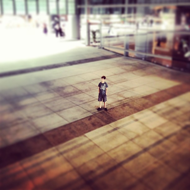 Single #boy in the middle of the HSBC #hongkong floor. #hkig