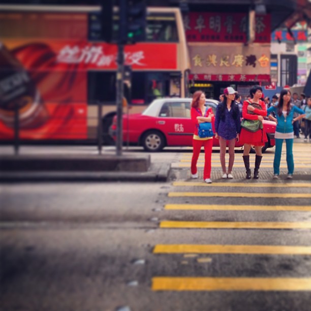 Waiting to cross. #hongkong #hkig