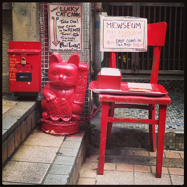 #cat #art mewseum? what else could I do? I drop some coins and tool a card. #hongkong #hkig