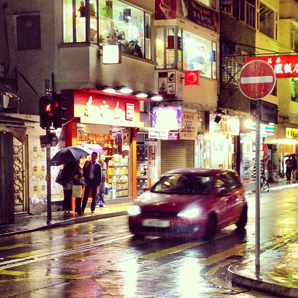 #street scene on a #rainy #night in #causewaybay #hongkong. #hkig