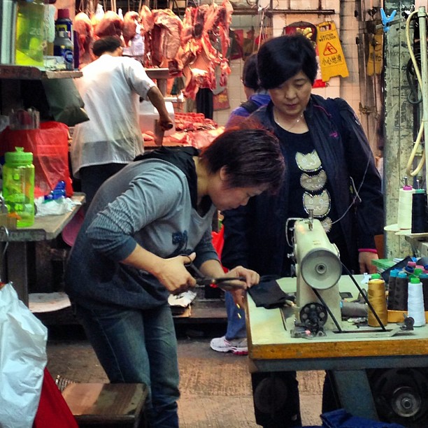 #street #tailoring in action. Bonus #butcher #shop in the background too. #hongkong #hkig