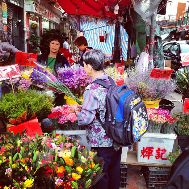 Buying #flowers at the #mongkok flower #market. #hongkong #hk #hkig