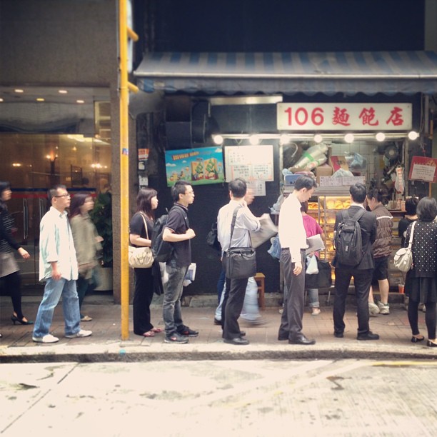 The #morning #breakfast #queue for the #street side #bakery. #hongkong #hk #hkig