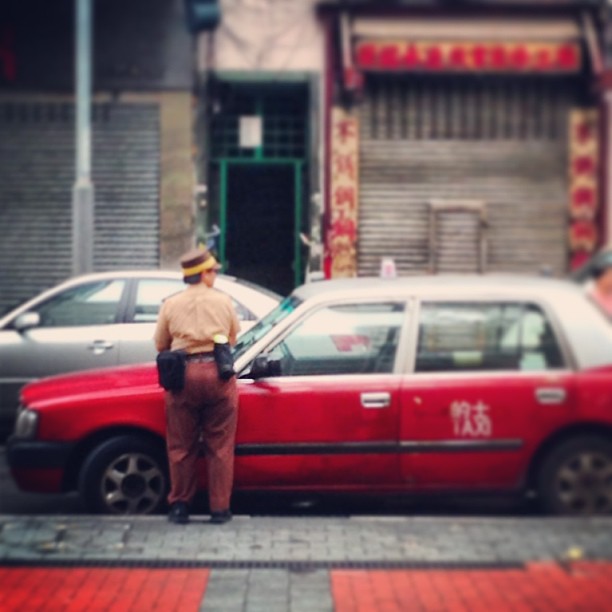 #traffic #police issuing a ticket to a #taxi. #hongkong #hk #hkig