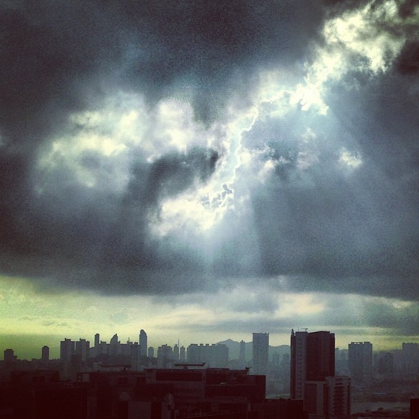 Dramatic lighting. #clouds over #kowloon. #hongkong #hk #hkig