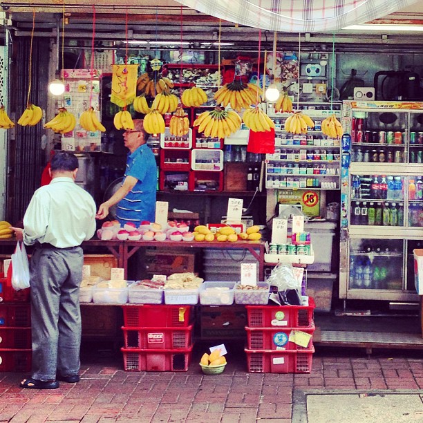 The #corner #grocery #shop. With hanging #bananas. #hongkong #hk #hkig