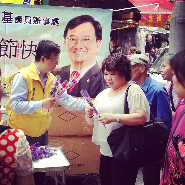 #hongkong #politician handing out #flowers for #mothersday. There's a freaking long queue too! #hk #hkig