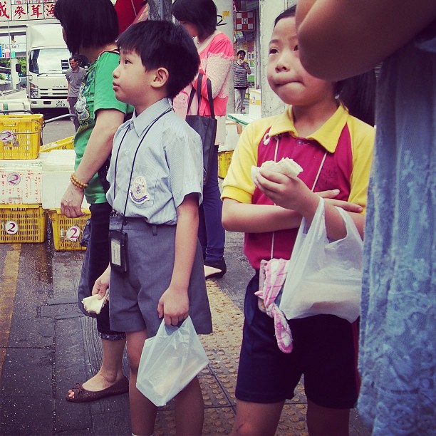 A #hongkong #morning - #children having #breakfast on the way to #school. #hk #hkig
