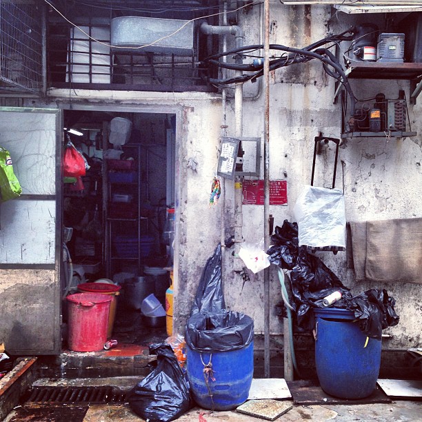 Behind the #restaurant - what goes on at the #backlane. #hongkong #hk #hkig