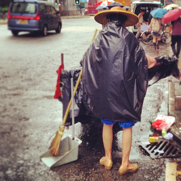 The #trash #ninja / #samurai with #strawhat. Yeah, ok so seriously: municipal #cleaners need to work even in the #rain and umbrellas would hinder them. So they don #trashbags and #straw #hats and continue to work in the rain. Salute! #hongkong #hk #hkig