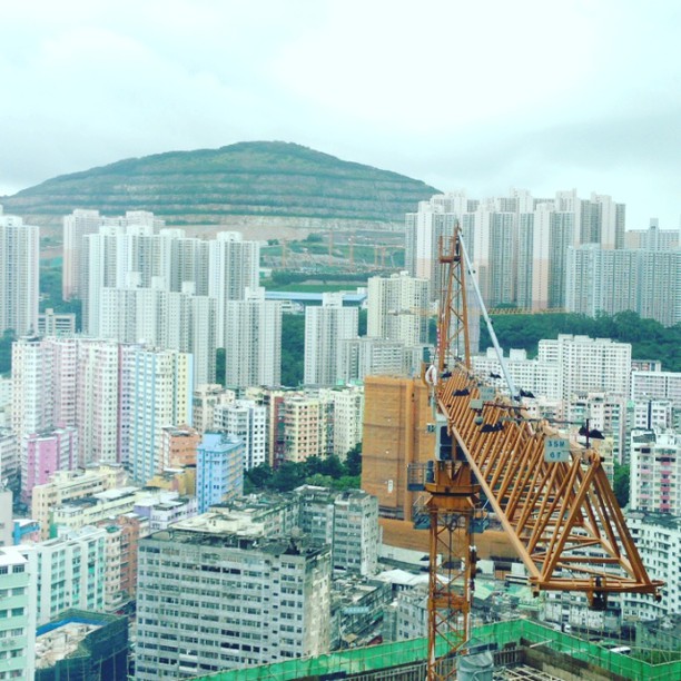 #construction #crane swings around. #hongkong #hk #hkig #kwuntong #hkvideo #hongkongvideo #WHPmovingphotos