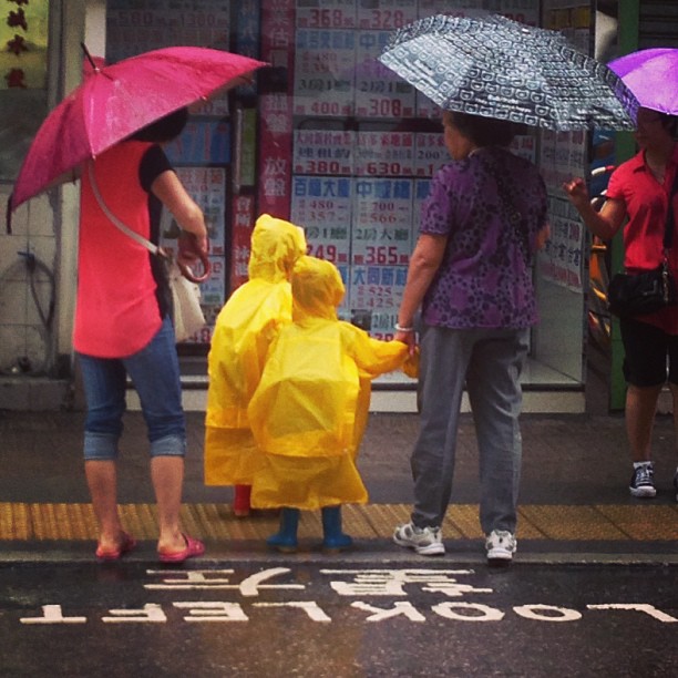 #ladies with #umbrellas take #children in #raincoats to #school on a #rainy #hongkong #morning. #hk #hkig