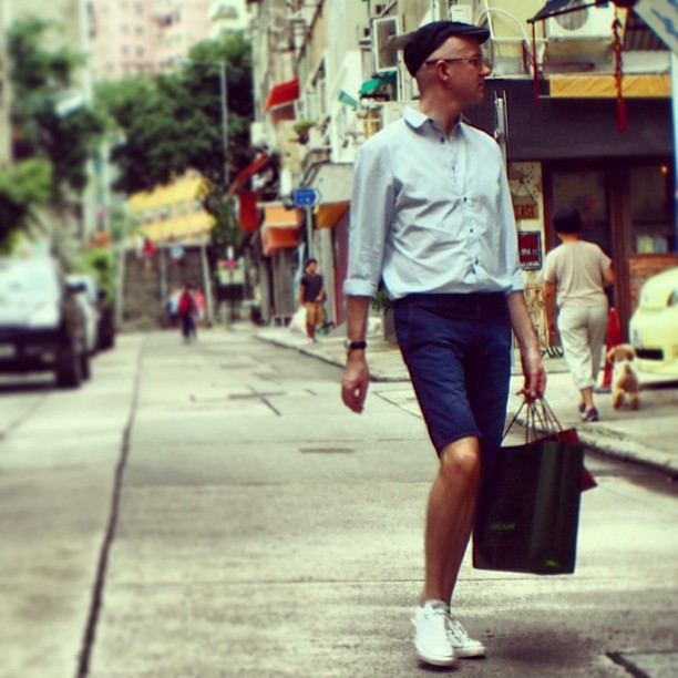 #mens #style in #hongkong - a #hipster in #poho. #sneakers and a #beret. #hk #hkig #fashion