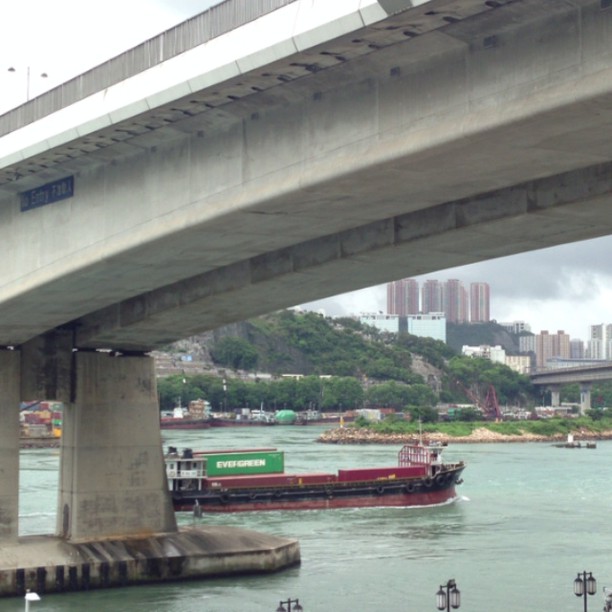 #under the #bridge - a #container #ship. #hongkong #hk #hkig #hongkongvideo #hkvideo #instavid #instavideo #instagramvideo #whpmovingphotos