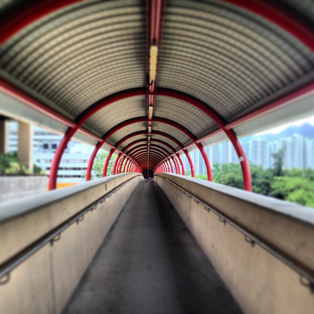 Into the distance - a #pedestrian #bridge in #FoTan / #ShaTin. #hongkong #hk #hkig