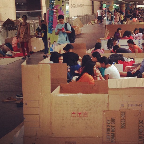 Migrant domestic workers turn Central into a land of #cardboard #forts. #hongkong #hk #hkig
