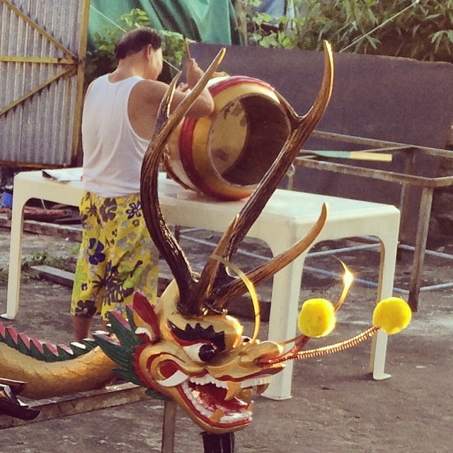 #TaiO #village scene - a man puts the finishing touches on a #drum while a #Dragonboat head, not yet attached to the #boat, watches on. Why the #dragon boat head has #antlers, I don't know. #hongkong #hk #hkig