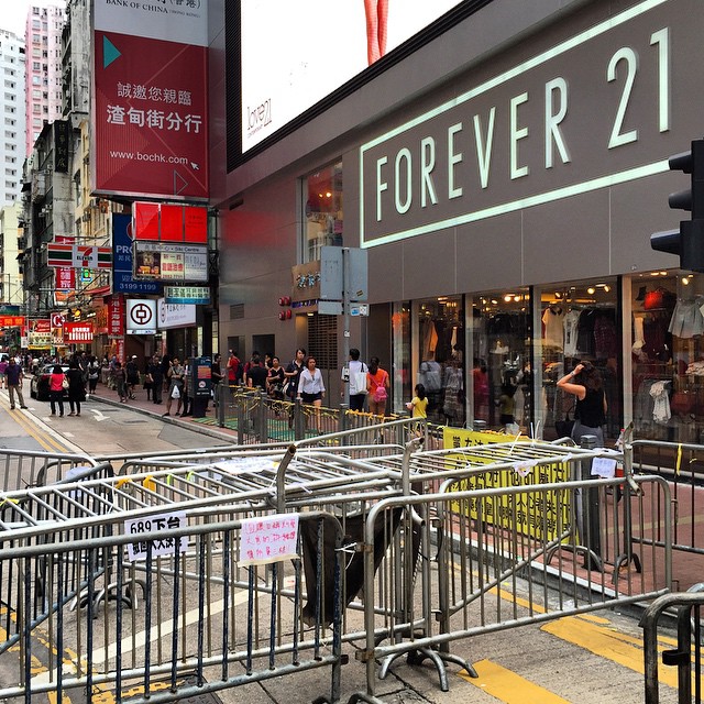 #HongKong #crowdcontrol - this #barricade / #barrier may look haphazard but it's not. Unlike a single row of gates, this multi-layered barricade will not collapse when rushed and is harder to clamber over. These have been placed at strategic inflow / outflow places, forcing purple to use the narrow lanes created at the edge of the barriers. Very well done. #HK #hkig #OccupyHK