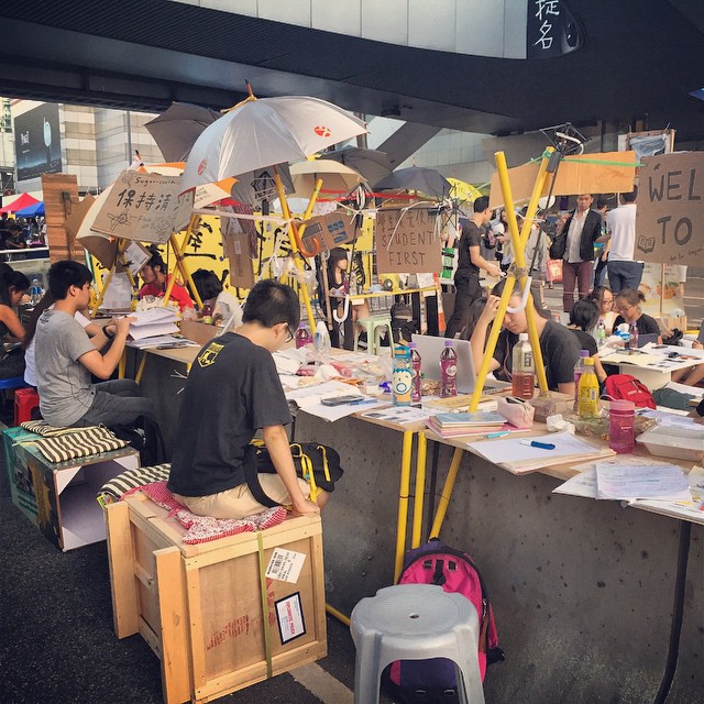 Incredibly, the highway divider in #Admiralty has become a #study bench for the #OccupyHK #protesters. The #students continue their studies while protesting. Amazing. #HongKong #hk #hkig