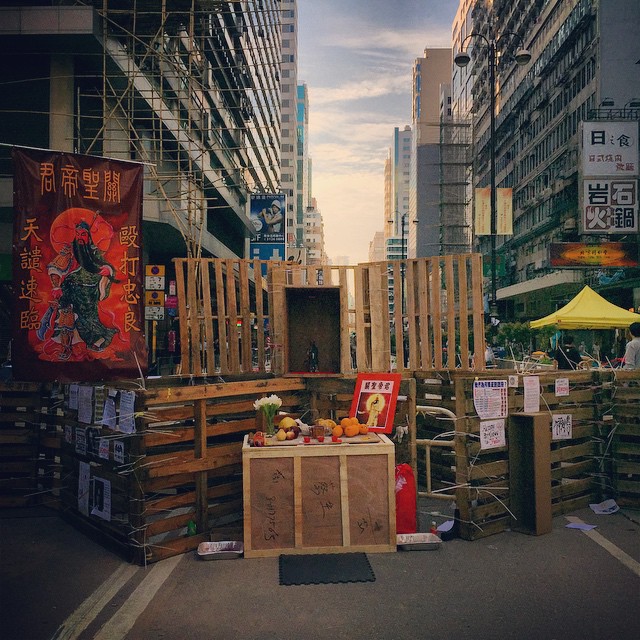 The #OccupyHK #GuanDi / #GuanYu / #GuanGong #shrine on #NathanRoad in #Mongkok makes a comeback. This time in a different location, attached to a different #barricade. #HongKong #hk #hkig