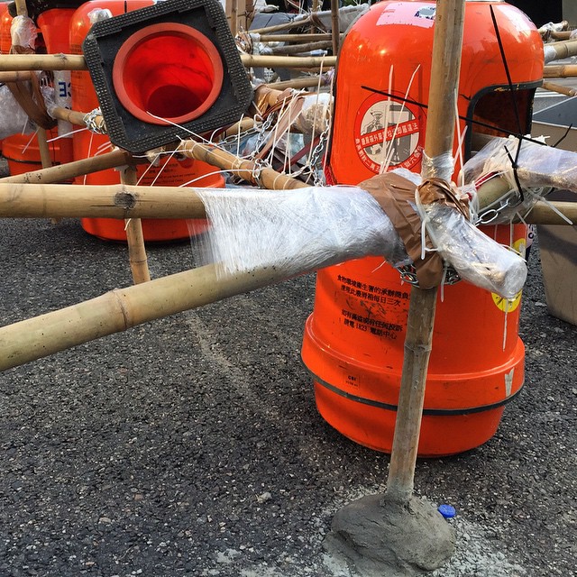 The #bamboo and #trashcan #barricade that was put up by #OccupyHK protesters in #Admiralty have been reinforced with #chains and #cement. Not sure how much more resilient that'll make it though. #HongKong #hk #hkig