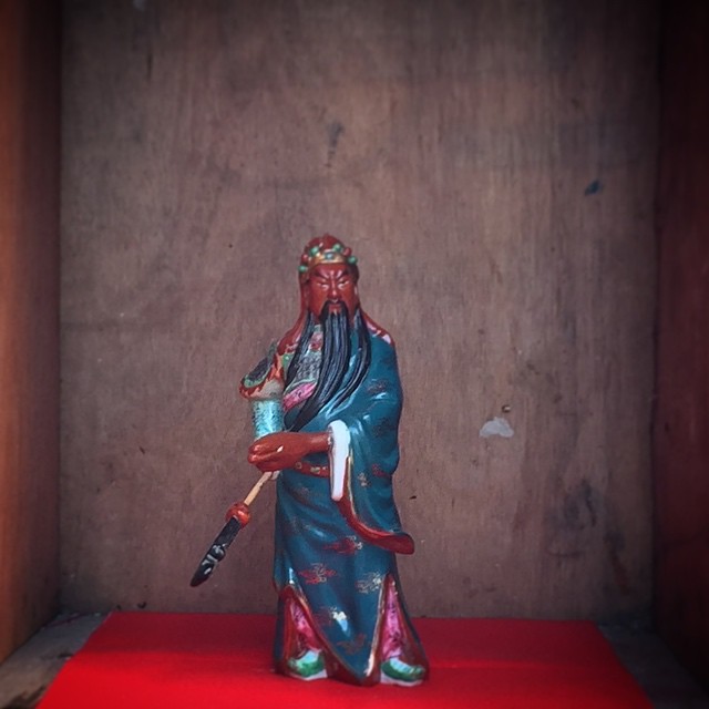 Upon closer inspection of the resurrected #OccupyHK #GuanYu / #GuanDi / #GuanGong #shrine, it appears that the #statue has been given a #prosthetic left-hand, the original having been broken off during the original shrine's removal. #HongKong #hk #hkig