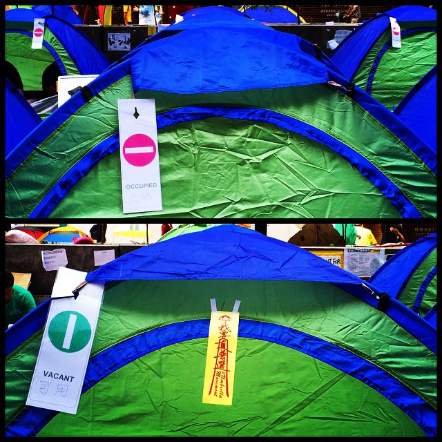 With all the #tents (where did they come from? who provided them?) around #OccupyHK, how do you know which are available and which are in use? Some protesters have come up with occupied / vacant signs to put on the #tent. Actually, I think they should have done this sooner. Anyone up for some urban camping? Just find a vacant tent! #HongKong #hk #hkig