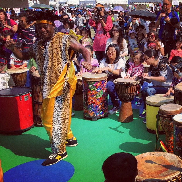 #StandardChartered #ArtsInThePark Mardi Gras 2014 - an #African #drumcircle activity for children. #HongKong #hk #hkig #VictoriaPark #drum