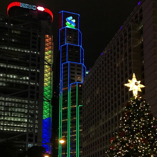 As always in #HongKong, it's a banky #Christmas. A #ChristmasTree with a backdrop of #HSBC and #StandardChartered. #HK #hkig