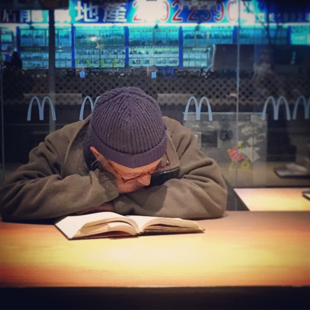 An #oldman whiles the time away #reading a #book at #McDonalds. #hongkong #hk #hkig
