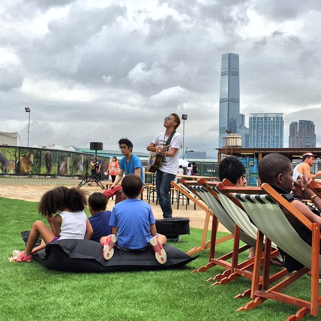 The #musicians sure have a rapt audience in the #kids. Just another Saturday kicking back on the lawn on #deckchairs at the harbourfront. #ICC looms in the background. #DineAndDesign #HongKong #hk #hkig