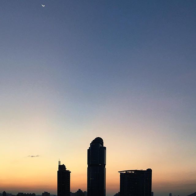 Early #dawn over #Mongkok. #langhamplace is dark against the break of #morning. Can you spot the retreating #crescentmoon? #moon #hongkong #hk #hkig