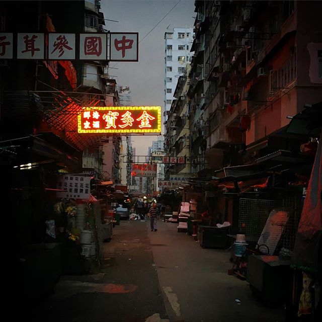 Before the #storm. A #neonsign lights up the darkened #streetmarket. #hongkong #hk #hkig #neon