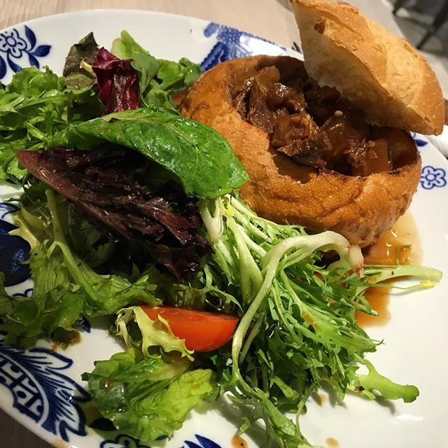 #BeefBowl at #sensoryZero. #salad with #slowcooked #beef in a #bread #bun (not a bowl). #HongKong #hk #hkig #taikoo #eslite #slowcookedbeef
