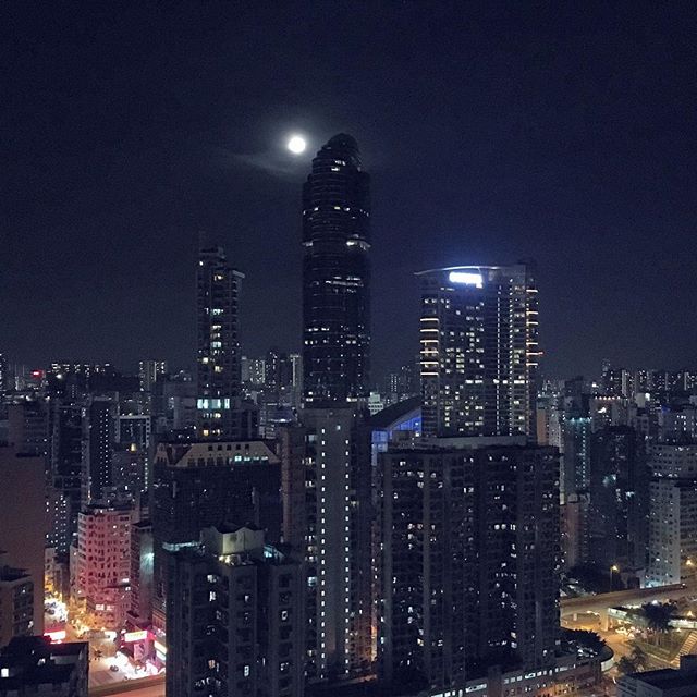 A moonlit #night in #Mongkok. #LanghamPlace and the gibbous #moon. #HongKong #hk #hkig