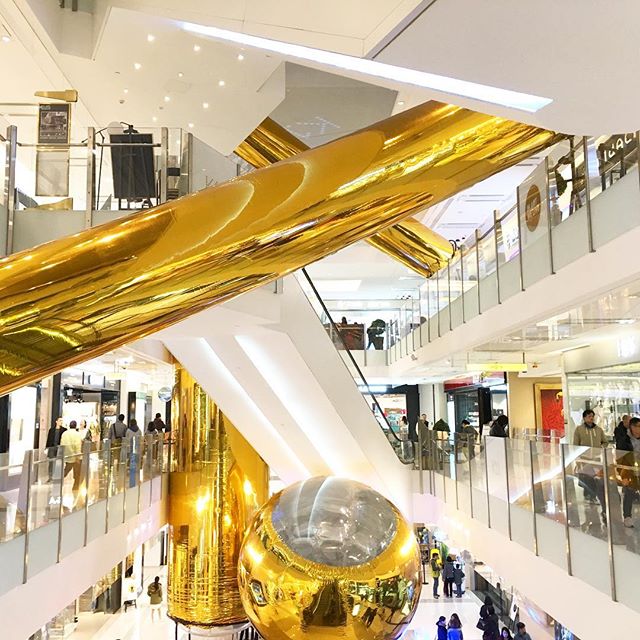 #installationart at #K11 in #TsimShaTsui titled #GoldenBubbles, part of the #UrbanSense exhibition. Golden tubes connect various floors of the #mall like a giant Snakes and Ladders game. #HongKong #hk #hkig