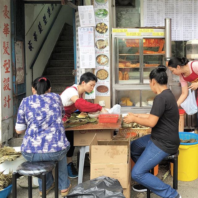 Street #dumplings for the #duanwu / #dragonboatfestival. A small #charchantang in #mongkok is making fresh #chung on the street. #hongkong #HK #hkig