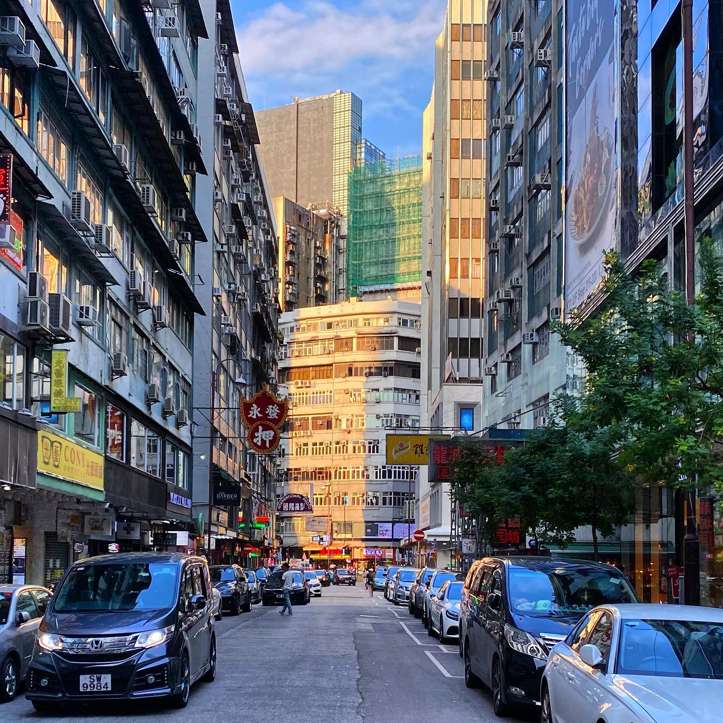 evening in TsimShaTsui. Just outside K11. For a Sunday, the roads are quiet. hk hongkong hkig urban