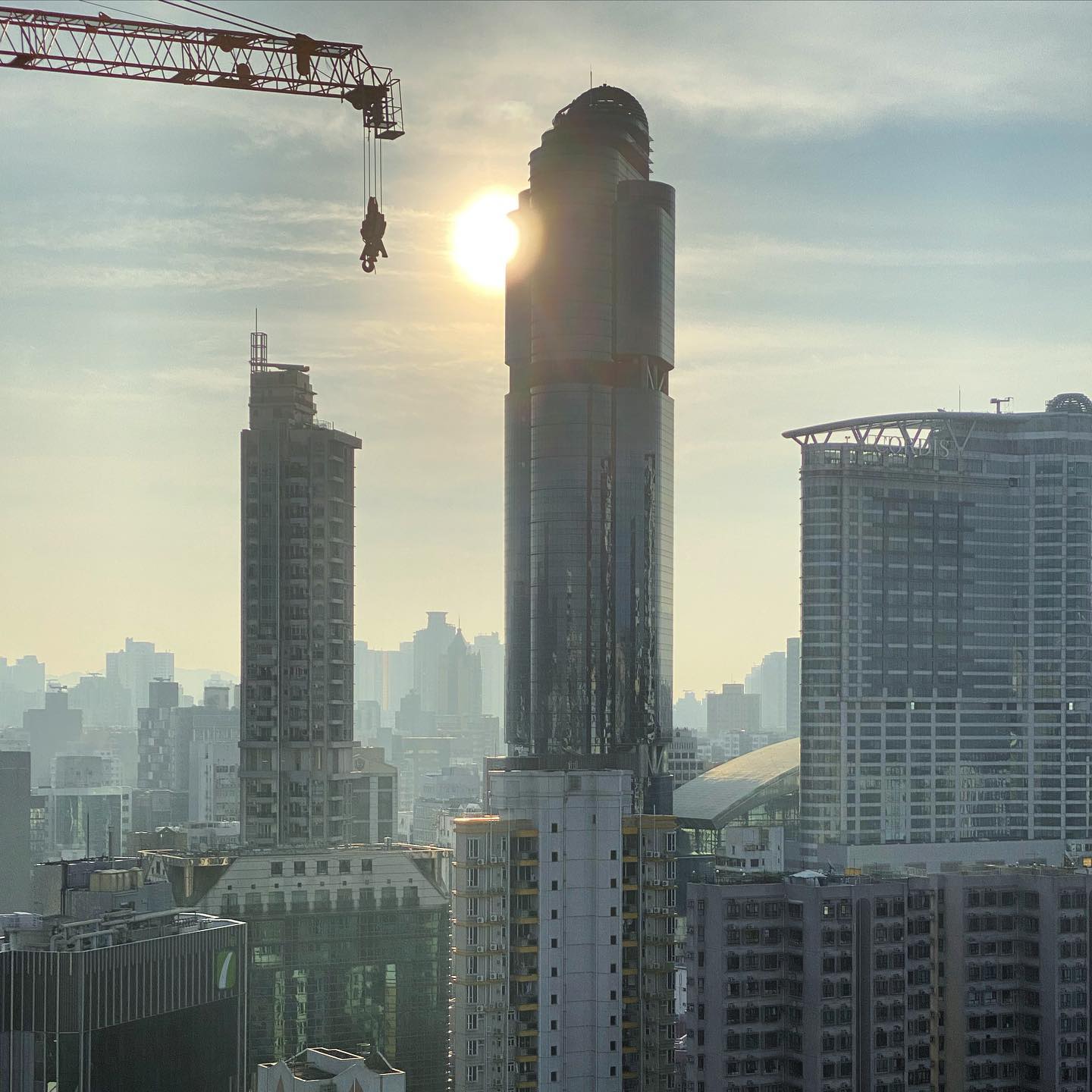 Your tarot reading for the day: thehangedman. dawn sunrise mongkok langhamplace hk hongkong hkig