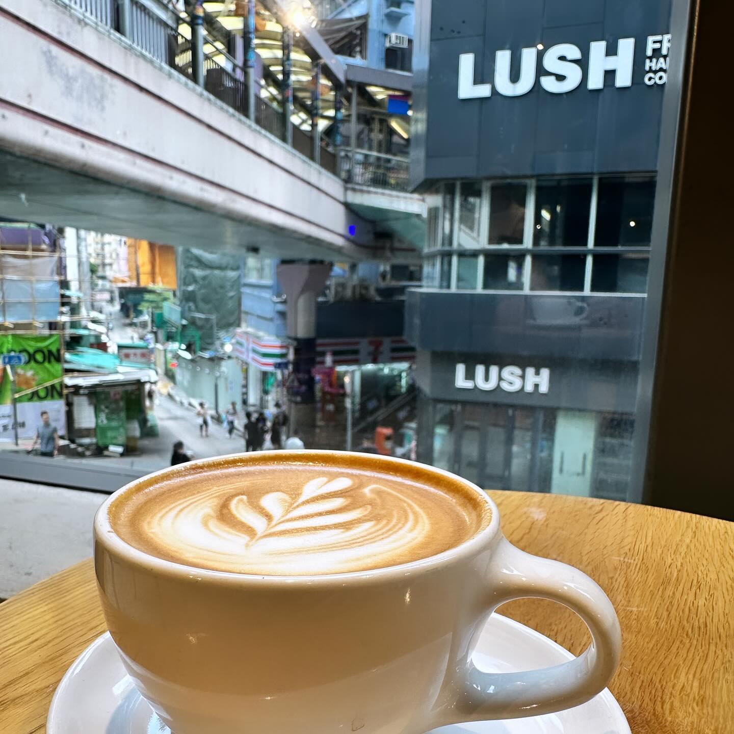 At BlueBottleCoffee in Central, HongKong, there are seats facing the window, allowing you to watch the world go by. hkig latte coffee hk