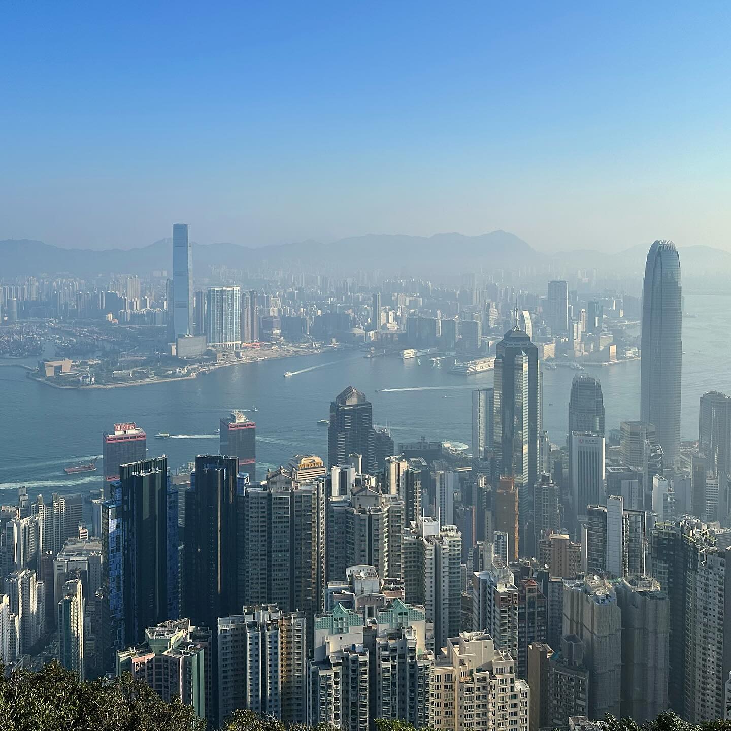 A hazy morning at ThePeak looking out at HongKong island at Kowloon separated by VictoriaHarbour. hk hkig
