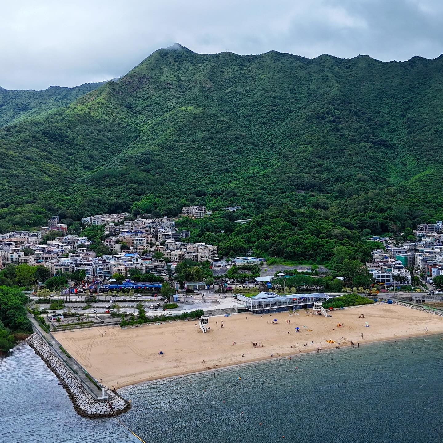 There’s a new beach in HongKong. LungMeiBeach near TaiMeiTuk in the NewTerritories opened in 2021. It’s a sorta man-made beach with the PatSinLeng ridge in the background. hk hkig taipo